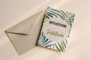 Stijlvolle jubileum wenskaart met groene bladeren. Perfect om een een mijlpaal te vieren.