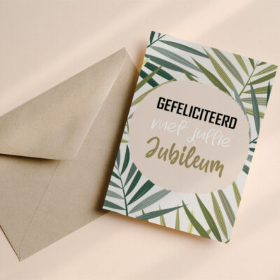 Stijlvolle jubileum wenskaart met groene bladeren. Perfect om een een mijlpaal te vieren.