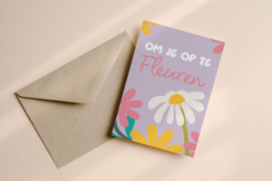 Leuke wenskaart om iemand op te fleuren met bloemen en pastel paarse achtergrond