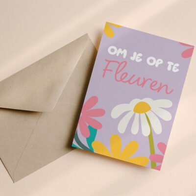 Leuke wenskaart om iemand op te fleuren met bloemen en pastel paarse achtergrond