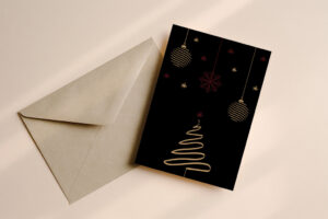 Kerstkaart zwart kerstboom/kerstbal
