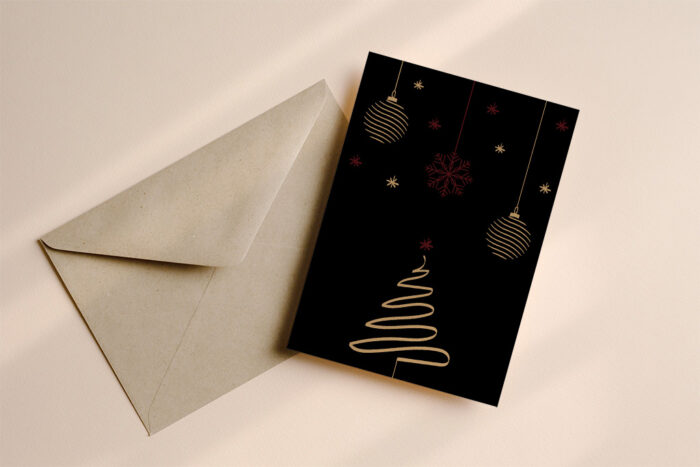 Kerstkaart zwart kerstboom/kerstbal