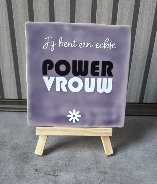 2026/01/1000169392-1-scaled.jpg Powervrouw tegel paars