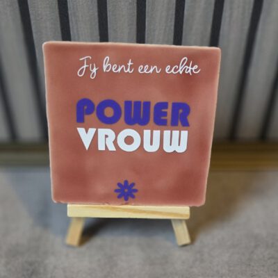 2026/01/1000171221.jpg Powervrouw tegel roze