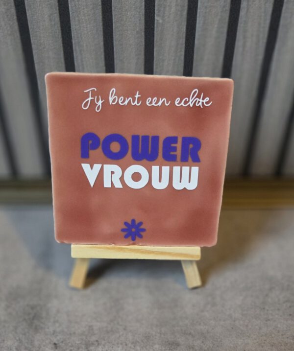 2026/01/1000171221.jpg Powervrouw tegel roze