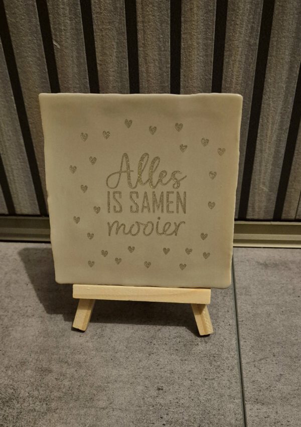 Alles Is Samen Mooier tegel beige