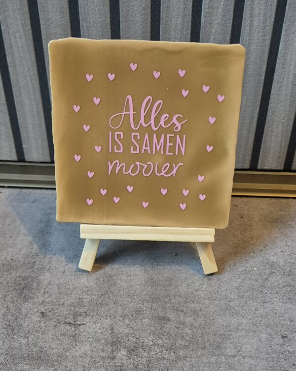 Alles Is Samen Mooier tegel bruin