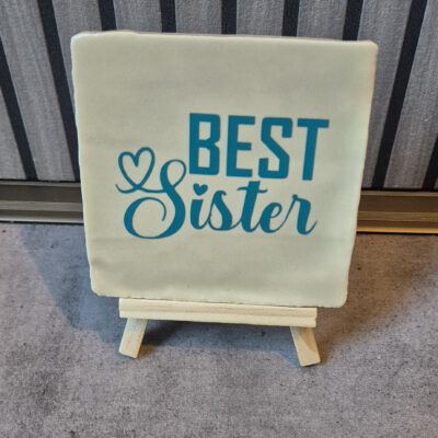 2026/01/1000175322.jpg Best Sister tegel