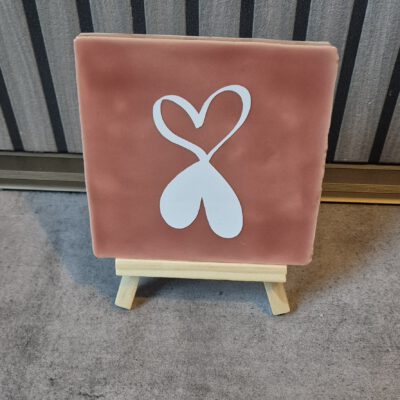 2026/01/1000175324.jpg Hartjes tegel