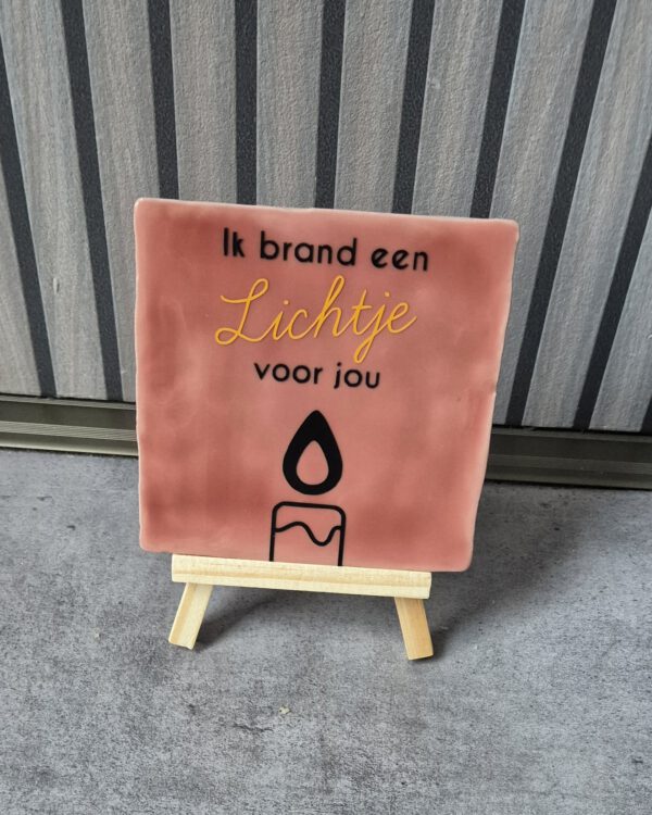 2026/01/1000177274.jpg Ik brand een lichtje tegel roze