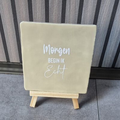 2026/01/1000177296.jpg Tegel - morgen ben ik echt