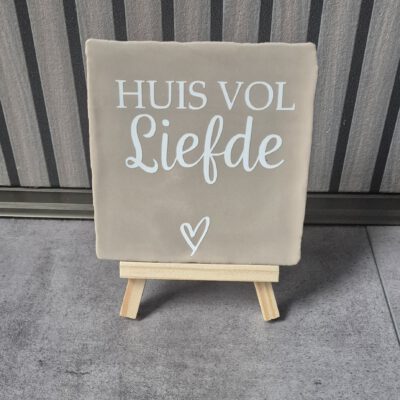 2026/01/1000177711.jpg Huis vol liefde tegel