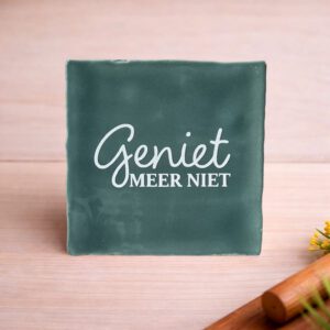Tegeltje met tekstGeniet meer niet