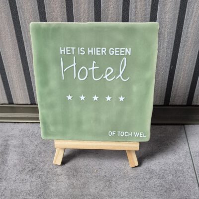 Tegeltje met tekst 
Het is hier geen hotel
