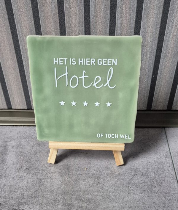Tegeltje met tekst 
Het is hier geen hotel
