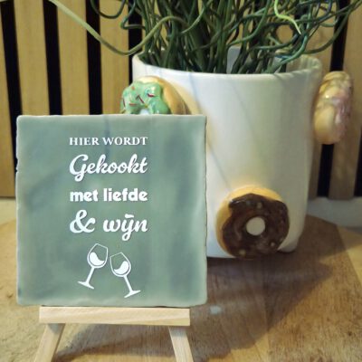 Tegeltje met tekst
Hier wordt gekookt met liefde & veel wijn