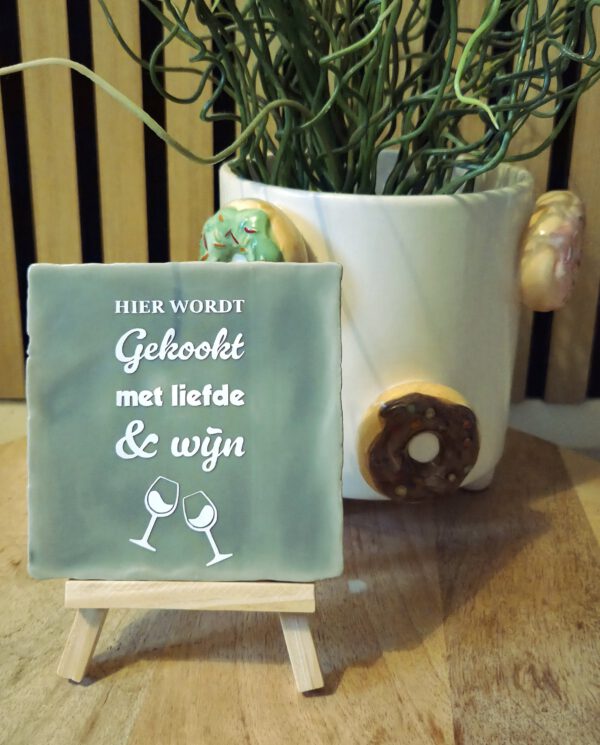 Tegeltje met tekst
Hier wordt gekookt met liefde & veel wijn