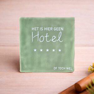 Tegeltje met tekst Het is hier geen hotel