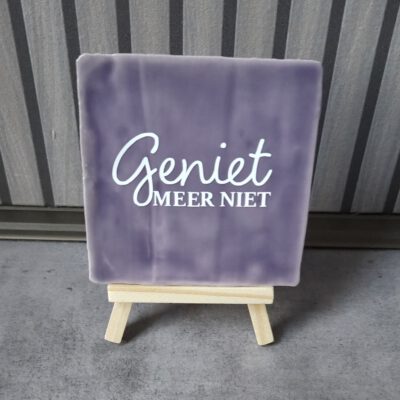 Tegeltje met tekst
Geniet meer niet