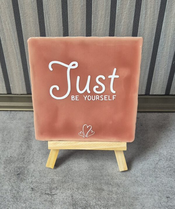 Tegeltje met tekst 
Just be yourself
