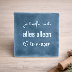Tegeltje met tekst 
Je hoeft niet alles alleen te dragen
