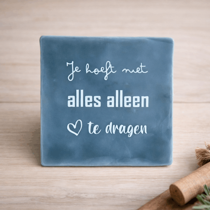 Tegeltje met tekst 
Je hoeft niet alles alleen te dragen
