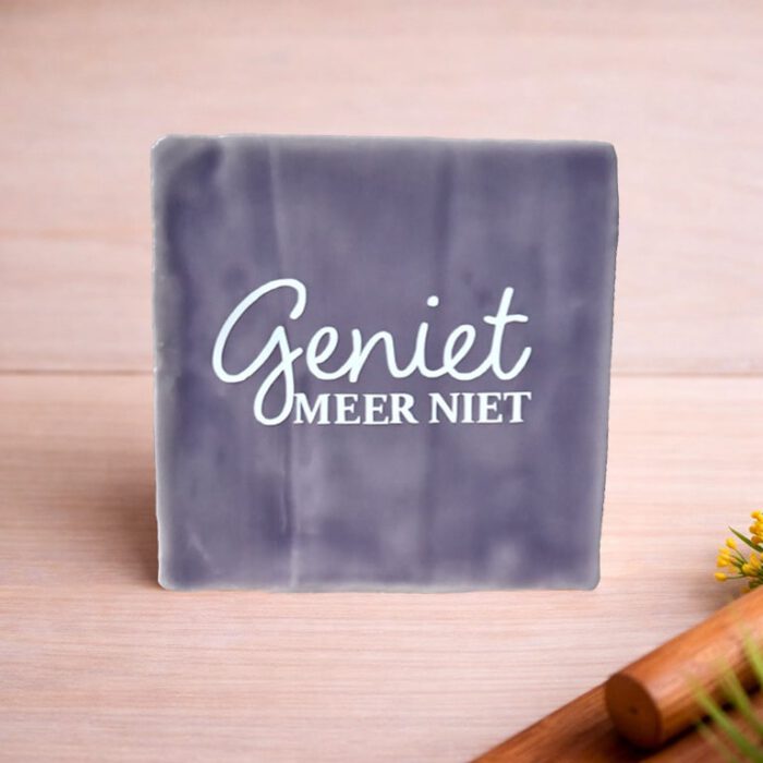 Tegeltje met tekst Geniet meer niet