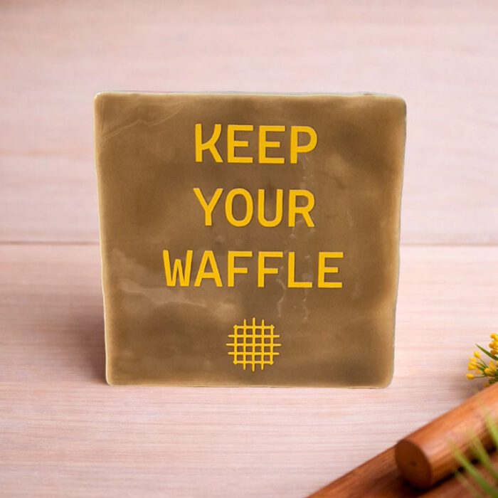 Tegeltje met tekst Keep your waffle
