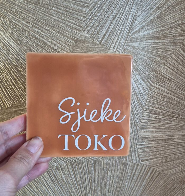 Tegeltje met tekst Sjieke toko