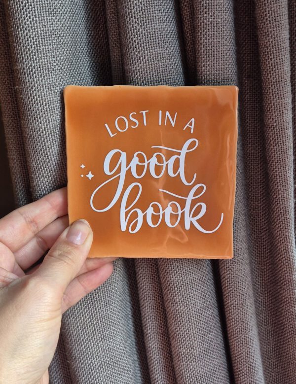 Tegeltje met tekst Lost in a good book