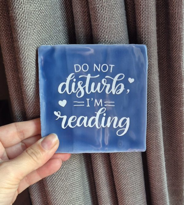 Tegeltje met tekst
Do not disturb i'm reading