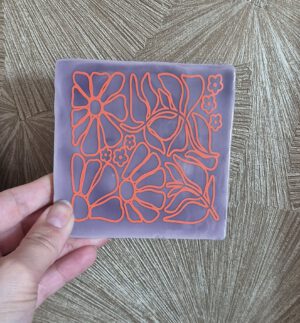 Tegeltje met tekst 
Bloemenpatroon paars