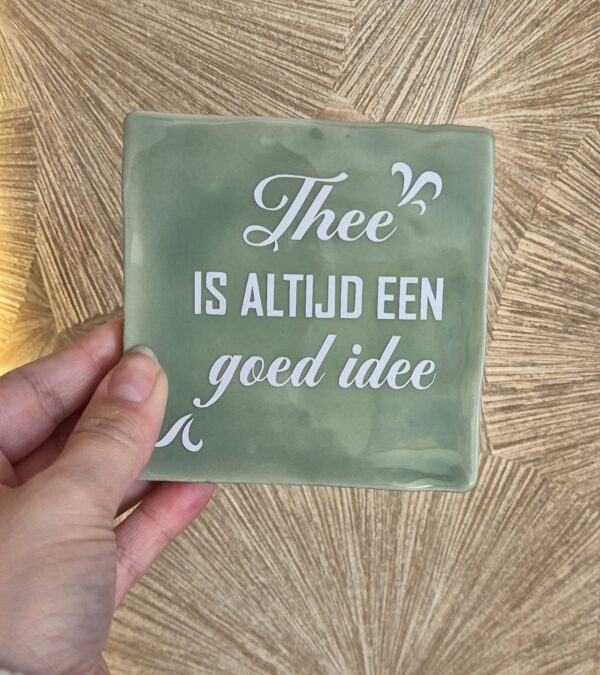 Tegeltje met tekst 
Thee is altijd een goed idee