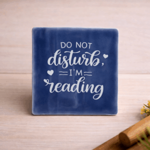 Tegeltje met tekst
Do not disturb i'm reading