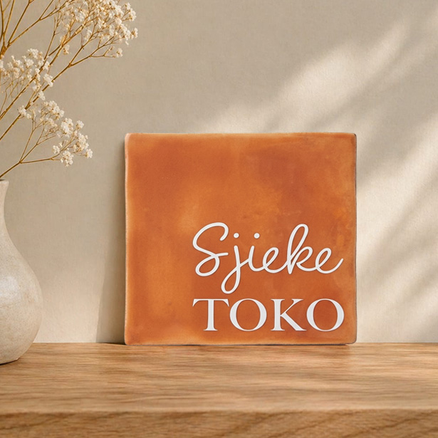 keramische tegel met tekst ‘Sjieke toko', persoonlijk cadeau of woondecoratie