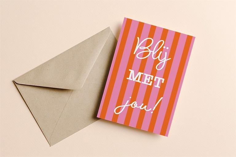 Minimalistisch kaartje met de tekst 'Blij met jou'."