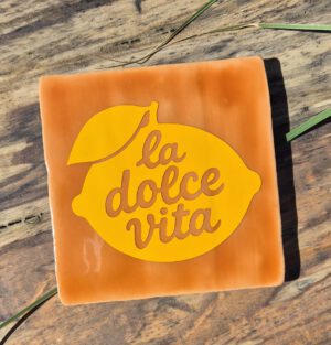 2026/06/1000217481.jpg Tegeltje met tekst
La Dolce Vita Oranje