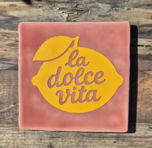 2026/06/1000217491.jpg Tegeltje met tekst
La Dolce Vita