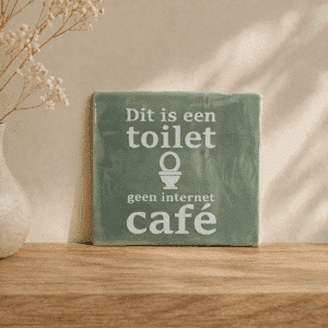 2026/07/1000227496.png Tegeltje met tekst
Dit is een toilet