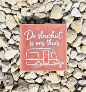 Tegel 'De sleurhut is ons thuis' Roze