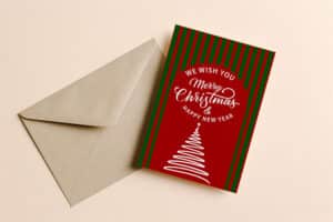 Kerstkaart met traditionele kerstkleuren, rood groen gestreept