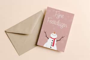 Roze kerstkaart met illustraties en de tekst 'Fijne Feestdagen'
