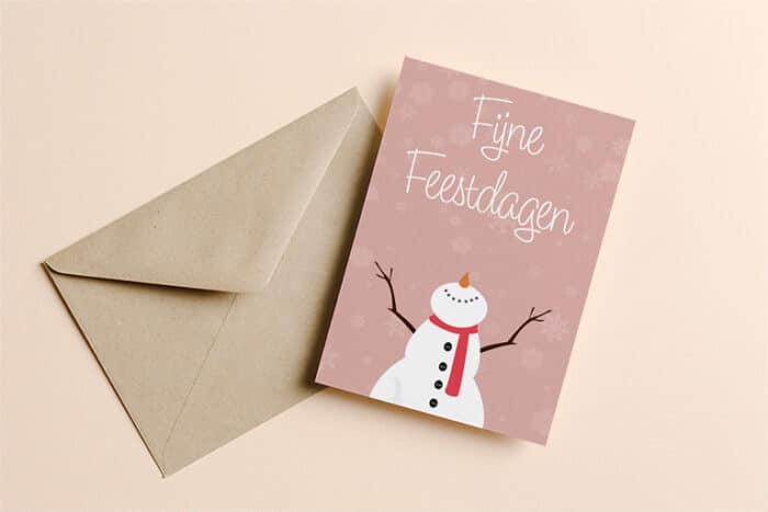 Roze kerstkaart met illustraties en de tekst 'Fijne Feestdagen'